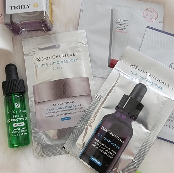 NWT travel cosmetic bag with lots of samples and travel size items - Picture 10 of 16